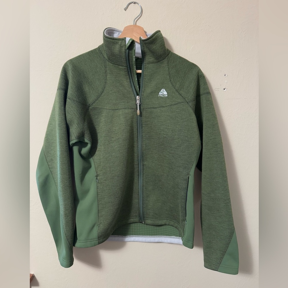Nike ACG zip up jacket in green Size Medium